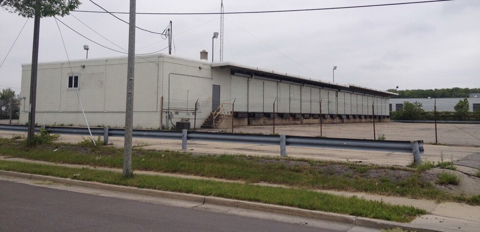 More Photos Of 819 W Carpenter Ave, Milwaukee Truck Terminal For Lease