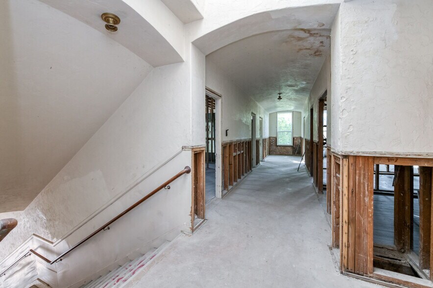More Photos Of 101 N L St, Dinuba Storefront For Sale