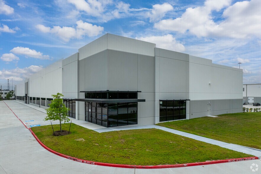 Primary Photo Of 13027 Stiles Ln, Sugar Land Unknown For Lease