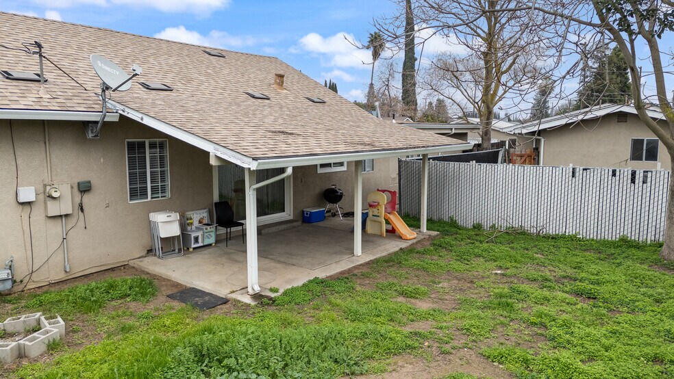 More Photos Of 150 N Acacia Ave, Ripon Multifamily For Sale