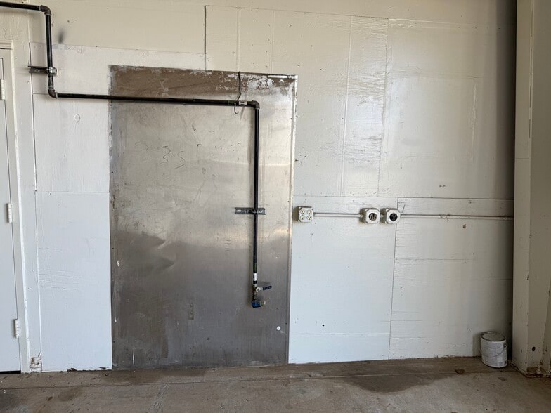 More Photos Of 413 N Walnut Ave, Broken Arrow Warehouse For Lease