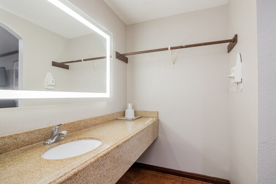 More Photos Of 3005 Houston Hwy, Victoria Hotel For Sale