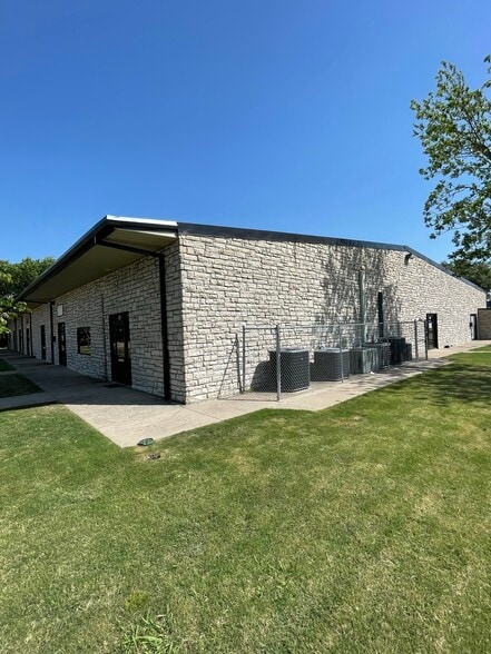 More Photos Of 194 Industrial Blvd, McKinney Showroom For Lease