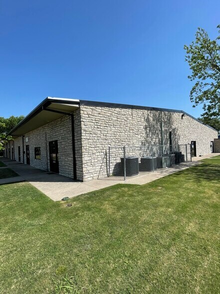 More Photos Of 194 Industrial Blvd, McKinney Showroom For Lease