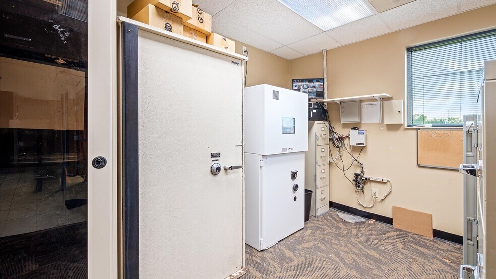 More Photos Of 2810 Maysville Pike, Zanesville Bank For Sale