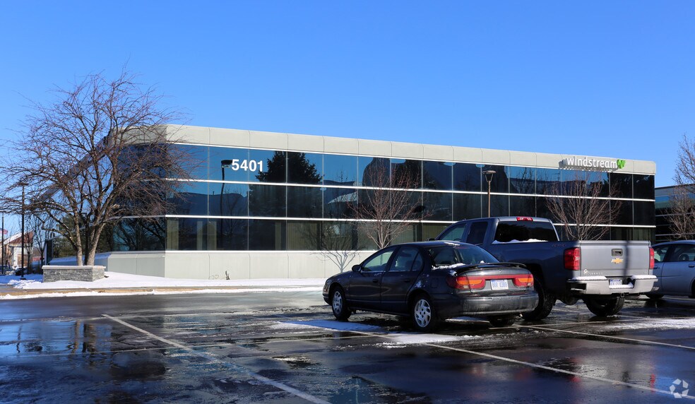 Primary Photo Of 5401 Gateway Ctr, Flint Medical For Lease