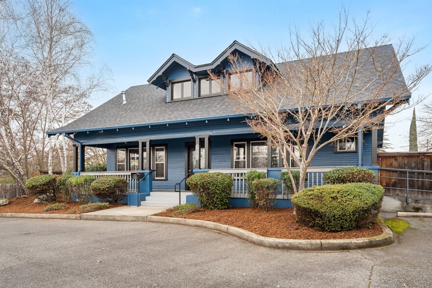 More Photos Of 858 NE A St, Grants Pass Office For Sale