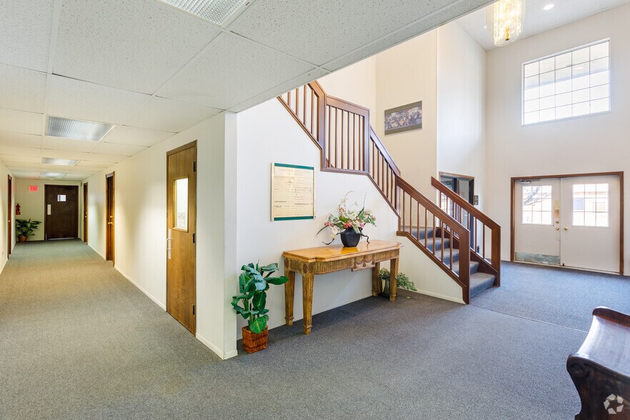 More Photos Of 27600 Farmington Rd, Farmington Hills Medical For Lease