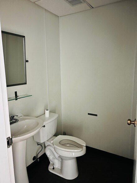 More Photos Of 183 S Broadway, Hicksville Office For Lease