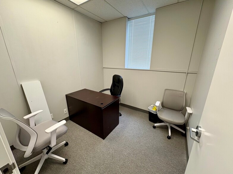 More Photos Of 204-218 Blue Mountain St, Coquitlam Office For Lease
