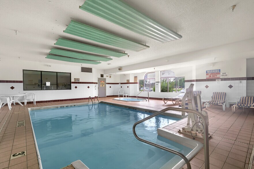 More Photos Of 220 Caravan Dr, Elkhart Hotel For Sale