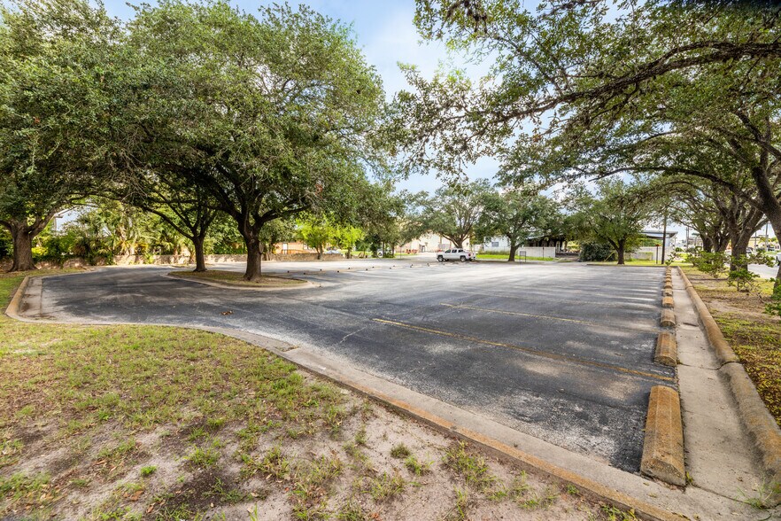 More Photos Of 208 E Houston St, Beeville Office For Sale