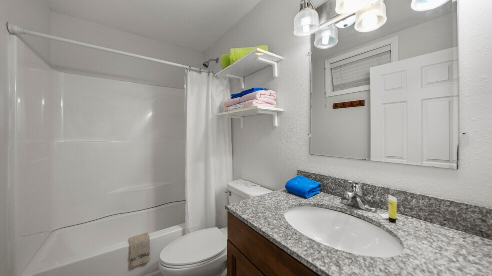 More Photos Of 91 Breeze Dr, Camdenton Hotel For Sale