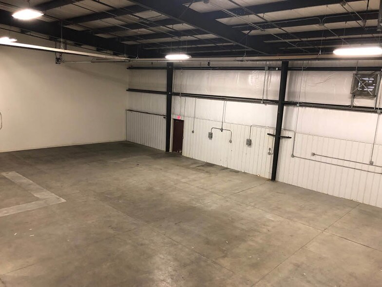 More Photos Of 14007-14015 Industrial Rd, Omaha Light Distribution For Lease