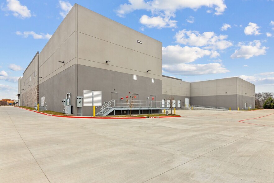 More Photos Of 3301 Enterprise Dr, Rowlett Warehouse For Lease