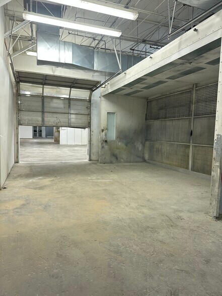 More Photos Of 1675 W 31st Pl, Hialeah Manufacturing For Lease