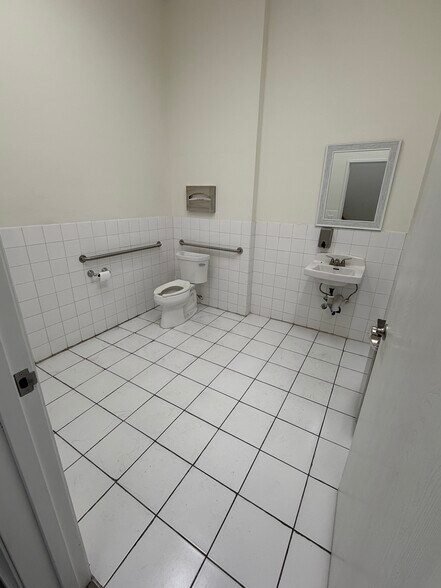 More Photos Of 301-307 N Main St, Santa Ana Storefront For Sale