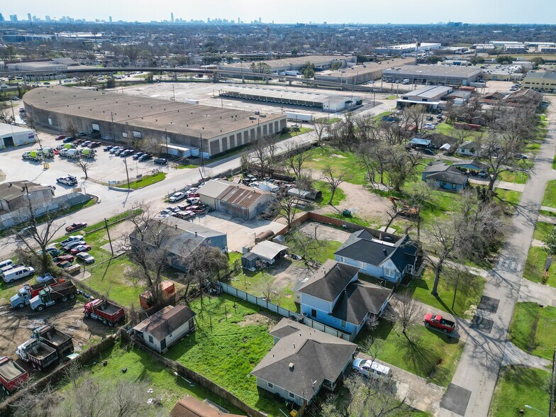 More Photos Of 215 Bennington St, Houston Warehouse For Sale
