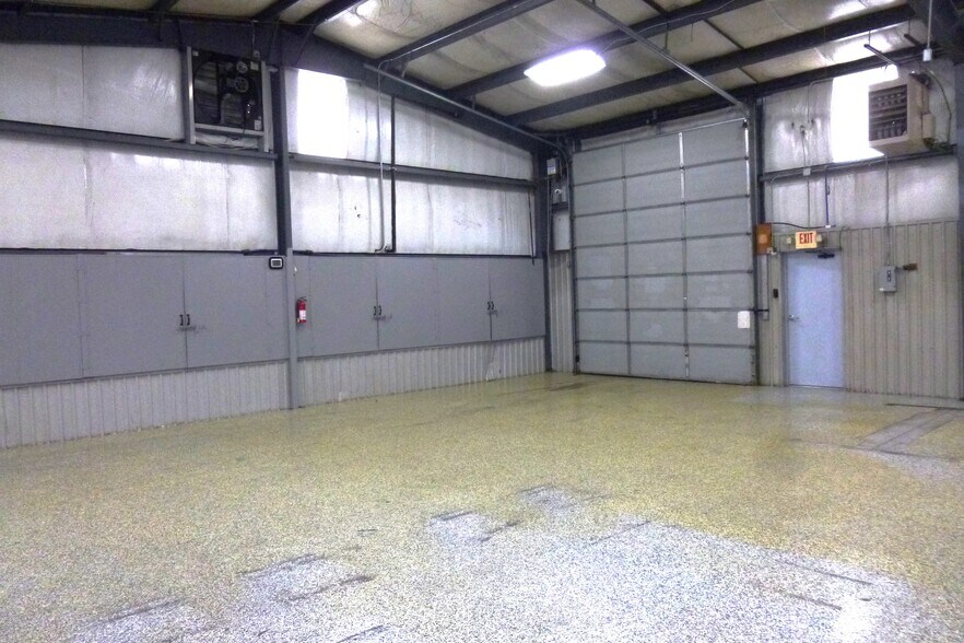 More Photos Of 115 Mary St, Johnson City Flex For Lease
