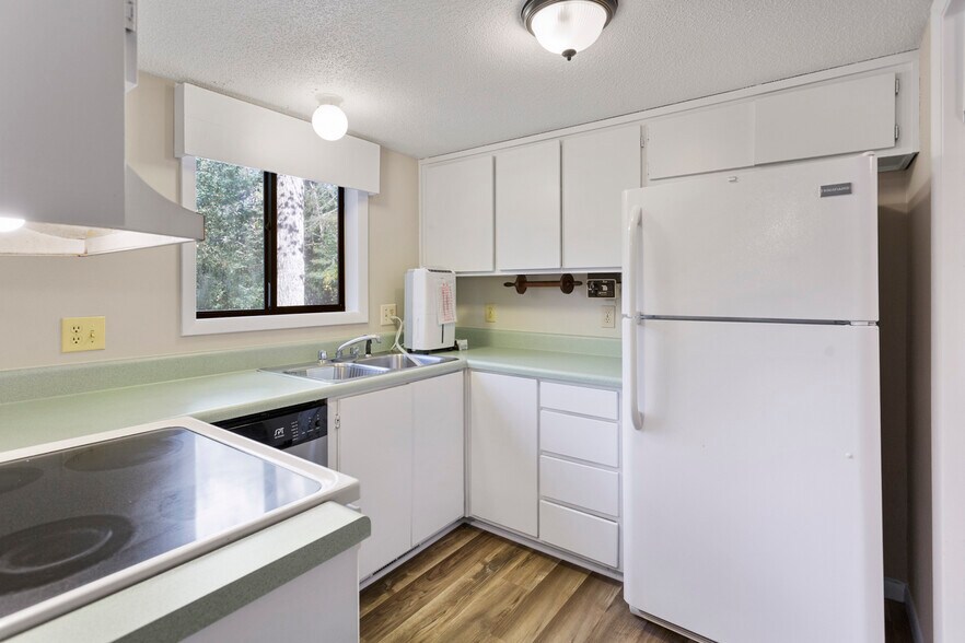 More Photos Of 400 Foxfire Ct, Seneca Apartments For Sale