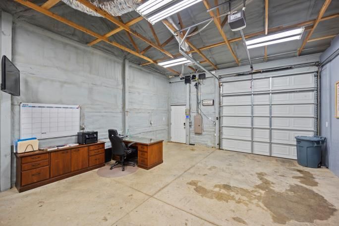 More Photos Of 3250 Dutch Valley Rd, Clinton Distribution For Sale