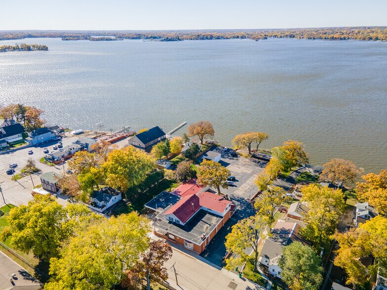More Photos Of 12 N Pistakee Lake Rd, Fox Lake Freestanding For Lease