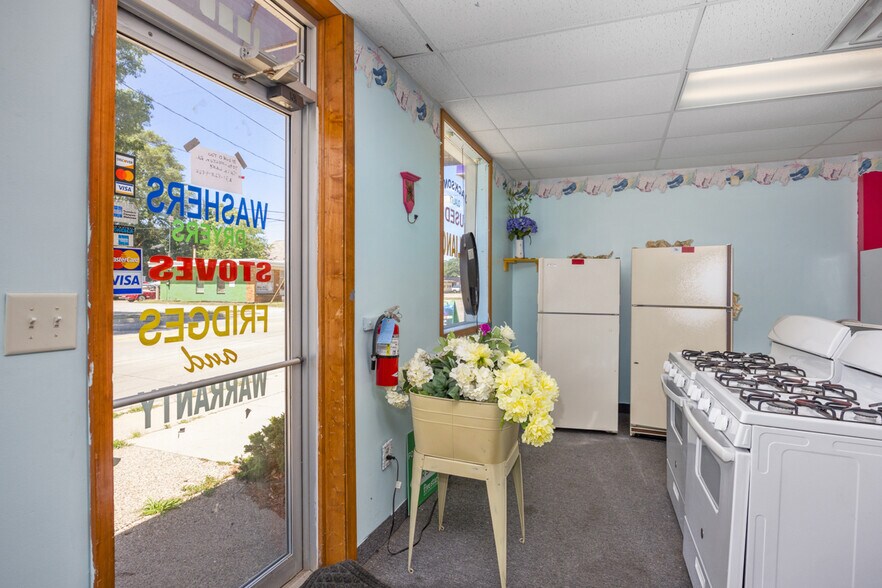 More Photos Of 1090 S Getty St, Muskegon Storefront For Sale