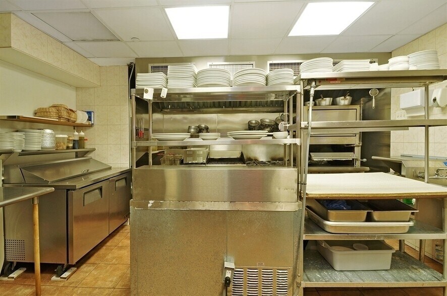 More Photos Of 312 Leonard St, Brooklyn Storefront Retail Residential For Lease