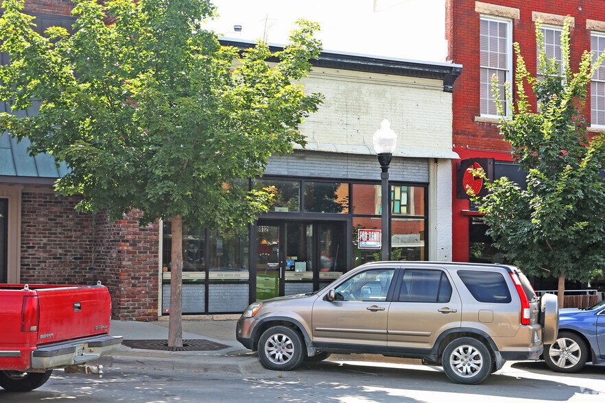 More Photos Of 812 Massachusetts St, Lawrence Storefront For Lease