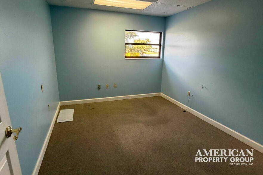 More Photos Of 4050 Middle Ave, Sarasota Warehouse For Lease