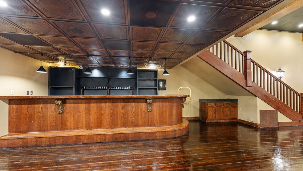 More Photos Of 117 W Walnut St, Rogers Restaurant For Lease