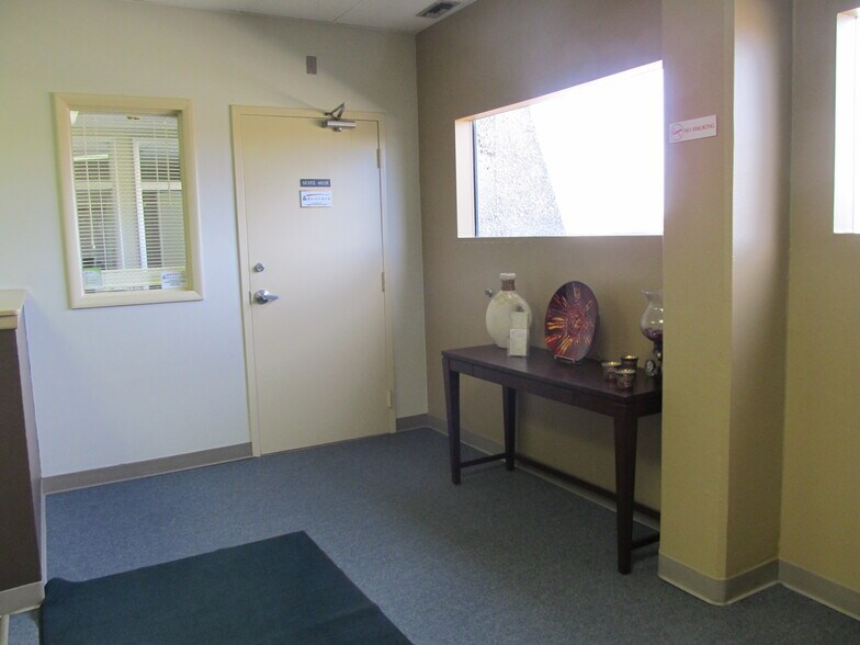 More Photos Of 600-610 W 5th Ave, Naperville Flex For Lease