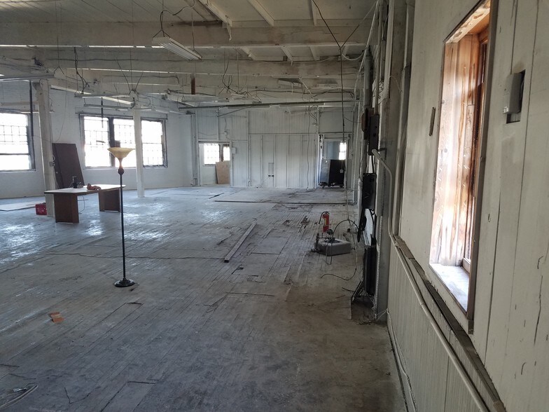 More Photos Of 60 Dickerson St, Newark Light Manufacturing For Lease