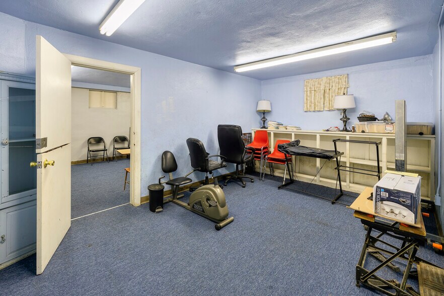 More Photos Of 338 Hazel St, Poplar Bluff Showroom For Sale