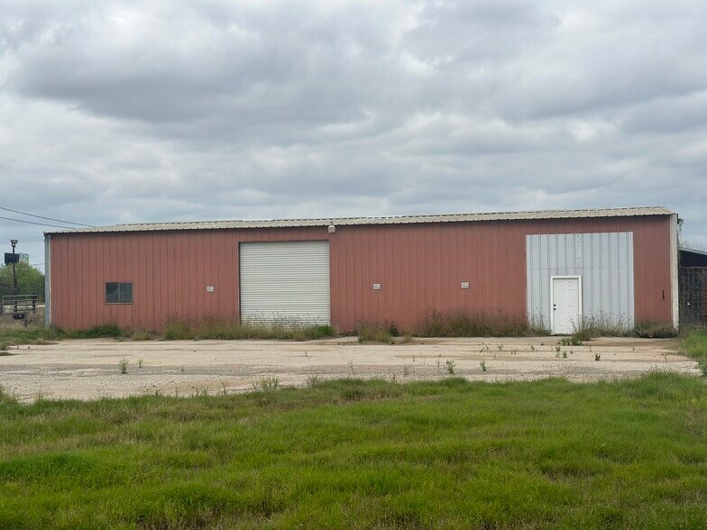 More Photos Of 800 W Fm 117, Dilley Warehouse For Lease