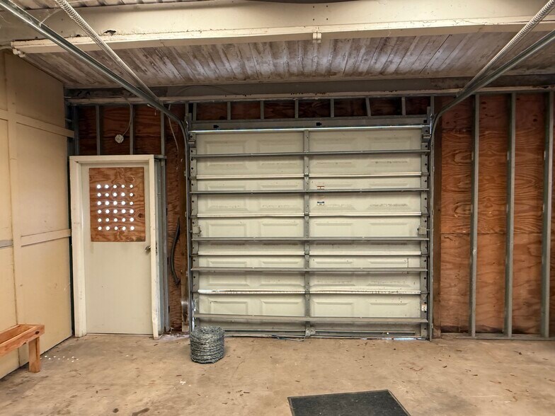 More Photos Of 1904 Hialeah Dr, Seabrook Light Manufacturing For Lease