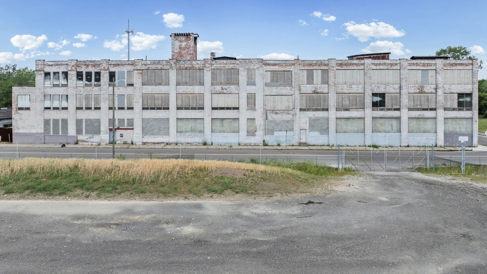 More Photos Of 4444 Lawton Ave, Detroit Warehouse For Sale