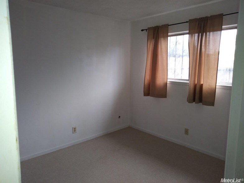 More Photos Of 8120 Tam O Shanter Dr, Stockton Apartments For Sale