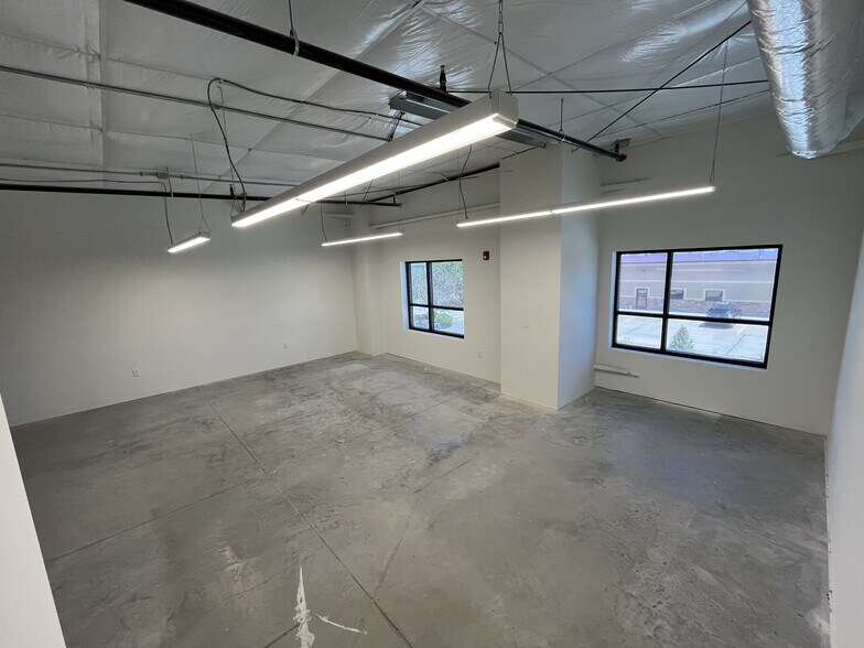 More Photos Of 9235 Eastman Park Dr, Windsor Light Manufacturing For Lease