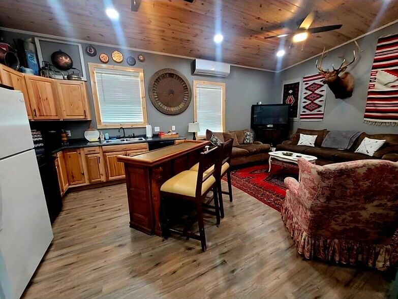 More Photos Of 906 S Main St, Lindale Light Distribution For Sale