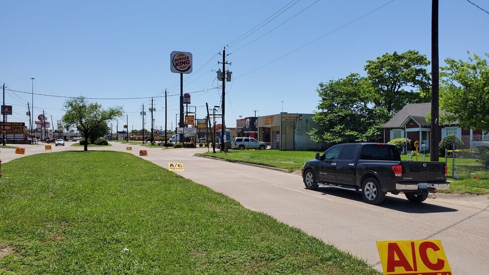 More Photos Of 527 Sheldon Rd, Channelview Freestanding For Lease