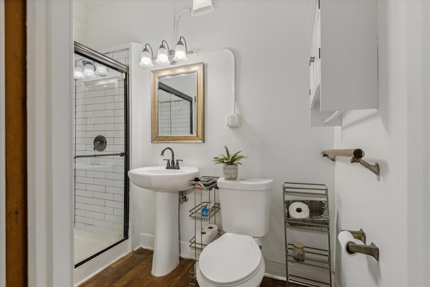 More Photos Of 119 E 20th St, Houston Office Residential For Sale