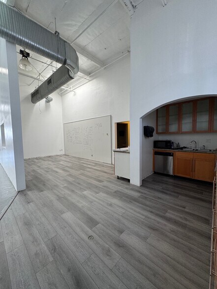 More Photos Of 801 N Lake St, Burbank Warehouse For Lease