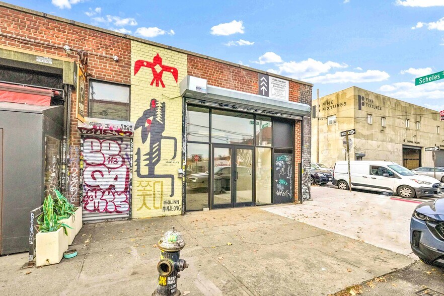 More Photos Of 282 Scholes St, Brooklyn Bar For Lease