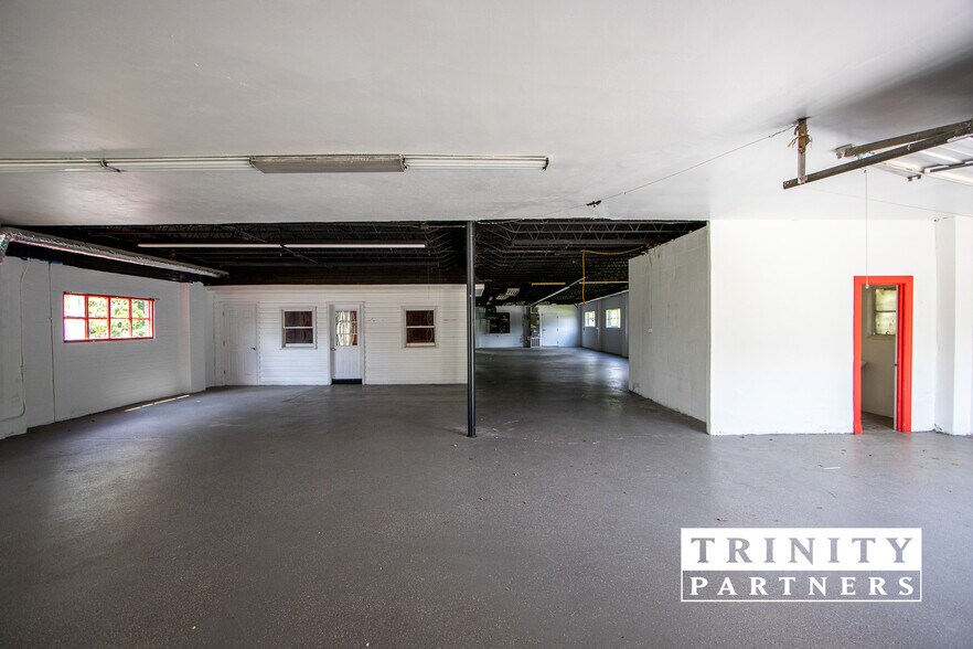 More Photos Of 3619 N Main St, Columbia Light Distribution For Sale