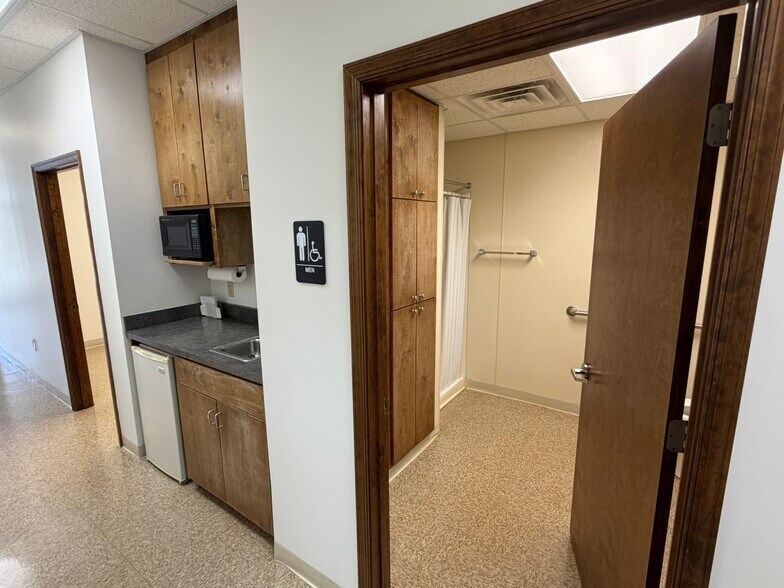 More Photos Of 12719 E Lynchburg Salem Tpke, Forest Flex For Lease