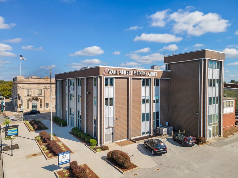 More Photos Of 443 Spring St, Jeffersonville Office For Lease