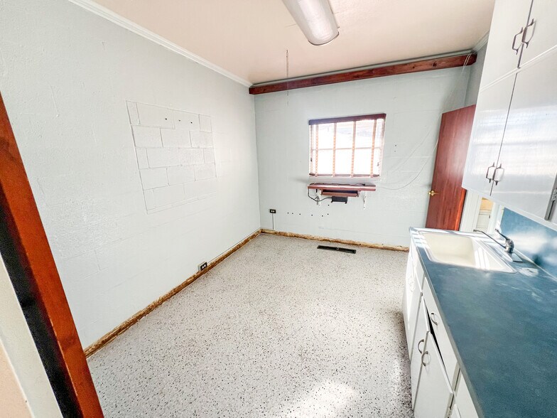 More Photos Of 3400 N Big Spring St, Midland Veterinarian Kennel For Sale