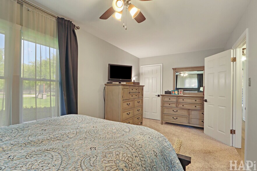 More Photos Of 4403 S Roberts Rd, Island Lake Veterinarian Kennel For Sale
