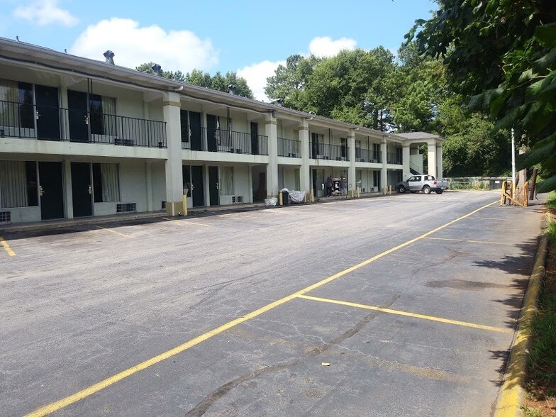 More Photos Of 1709 N Expressway, Griffin Hotel For Sale